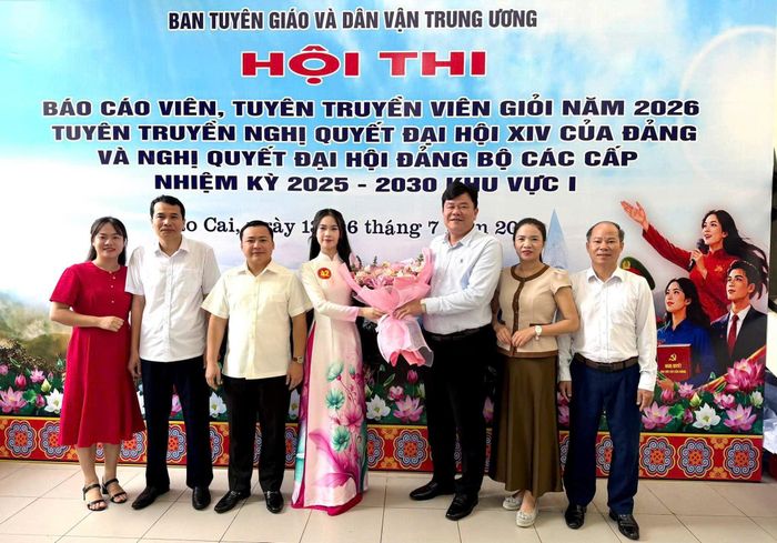 Lãnh đạo Ban dân vận tỉnh ủy Phú Thọ tặng hoa chúc mừng thí sinh Tạ Hương Giang