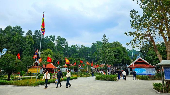 Đông đảo người dân đến thắp hương tại đền. Ảnh: Nguyễn Diệu