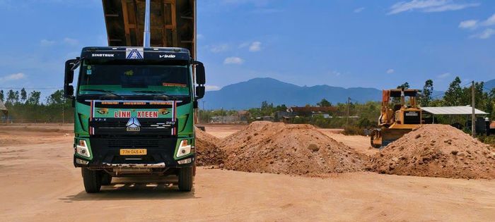Hơn 300 đầu thiết bị được huy động trên đại công trường cao tốc Quy Nhơn – Pleiku, đưa giá trị thi công đạt gần 200 tỷ đồng, nhiều hạng mục vượt kế hoạch.