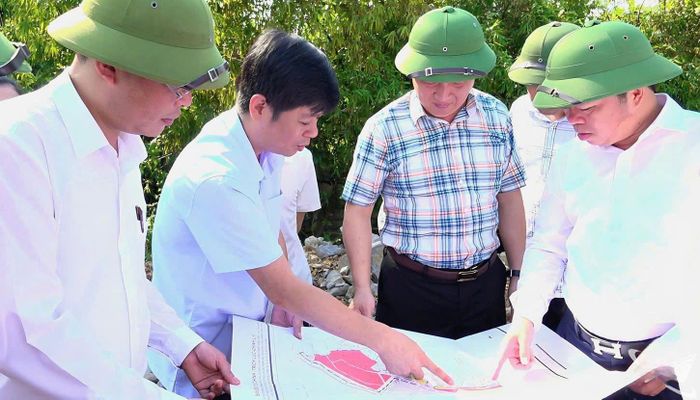 Phó Bí thư Tỉnh ủy, Chủ tịch HĐND tỉnh Thái Nguyên Bùi Văn Lương (ngoài cùng bên phải) kiểm tra Dự án đầu tư xây dựng và kinh doanh kết cấu hạ tầng Khu công nghiệp Sông Công II - giai đoạn 2. Ảnh: Văn Linh