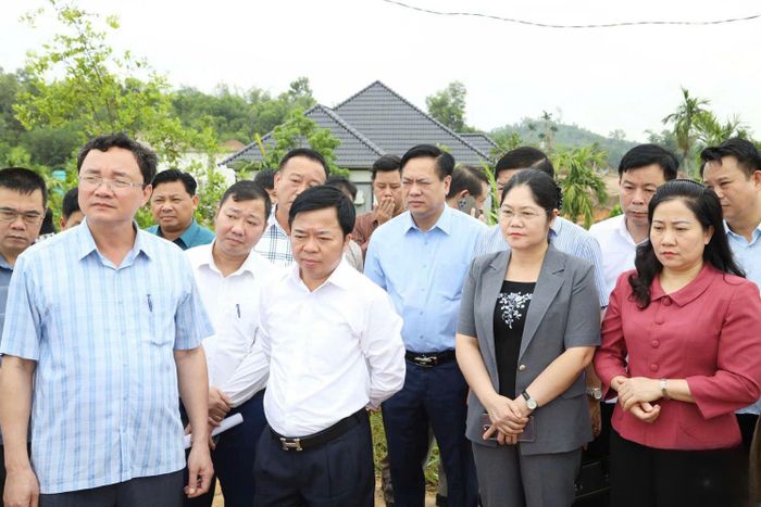 Phó Bí thư Tỉnh ủy, Chủ tịch HĐND tỉnh Thái Nguyên Bùi Văn Lương cùng Đoàn công tác kiểm tra tại Khu công nghiệp Yên Bình 2. Ảnh: Trung Đoàn
