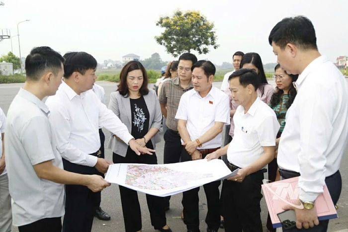 Phó Chủ tịch HĐND tỉnh Thái Nguyên Trần Thị Lộc - Trưởng đoàn khảo sát thực tế tại Dự án Khu Công nghệ thông tin tập trung Yên Bình (phường Vạn Xuân phường Vạn Xuân. Ảnh: Trương Thọ