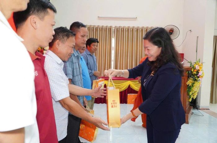Phó Chủ tịch HĐND tỉnh Mai Thị Thúy Nga trao quà tri ân các cán bộ xóm thôi tham gia công tác sau sáp nhập tại xã Lam Vỹ. Ảnh: Đức Cường