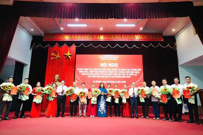 Xã An Khánh công bố Nghị quyết sắp sếp, tổ chức lại xóm và các chức danh cán bộ hoạt động không chuyên trách ở xóm. Ảnh: Đức Cường