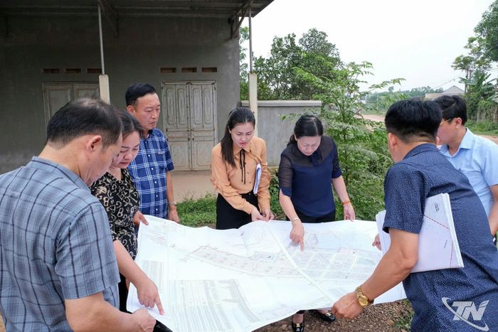 Đoàn khảo sát của Thường trực HĐND tỉnh Thái Nguyên do Phó Chủ tịch HĐND tỉnh Mai Thị Thúy Nga làm trưởng đoàn khảo sát thực tế tại dự án Quy hoạch khu tái định cư xã Tân Thanh. Ảnh: Đặng Hà