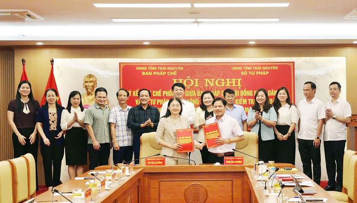 Ban Pháp chế HĐND tỉnh Thái Nguyên và Sở Tư pháp tổ chức Hội nghị ký kết Quy chế phối hợp trong công tác xây dựng, kiểm tra, rà soát, hệ thống hóa và giám sát văn bản quy phạm pháp luật. Ảnh: Đức Cường