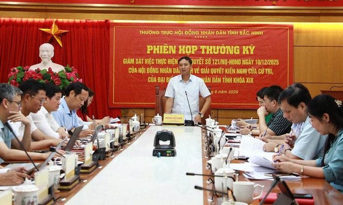 Phó Bí thư Tỉnh ủy, Chủ tịch HĐND tỉnh Nguyễn Việt Oanh chủ trì phiên họp giám sát việc thực hiện Nghị quyết số 121/NQ-HĐND ngày 10/12/2025 của HĐND tỉnh về giải quyết những kiến nghị của cử tri và đại biểu HĐND tỉnh khóa XIX. Ảnh: Lưu Hằng