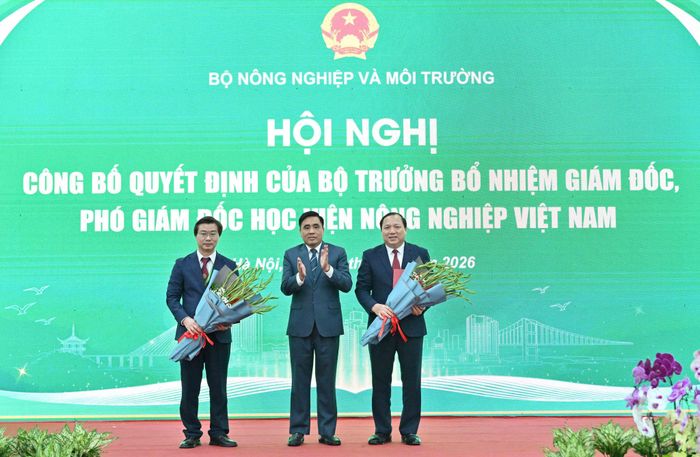 Thứ trưởng Bộ Nông nghiệp và Môi trường Nguyễn Quốc Trị trao quyết định bổ nhiệm cho PGS.TS Vũ Ngọc Huyên và PGS.TS Nguyễn Công Tiệp giữ chức Phó Giám đốc Học viện Nông nghiệp Việt Nam