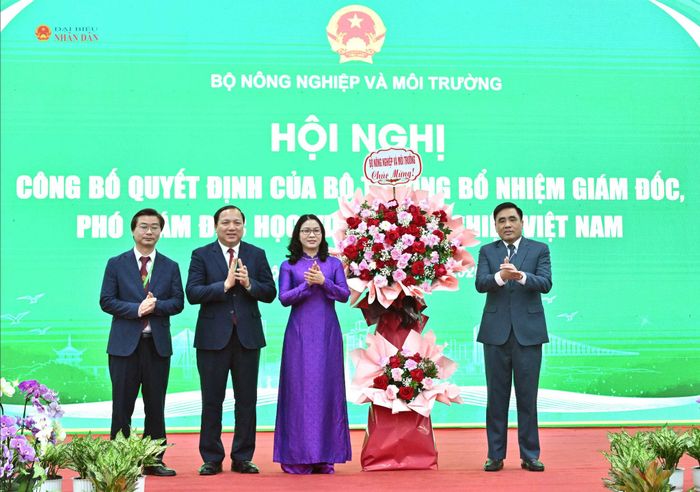 Thứ trưởng Bộ Nông nghiệp và Môi trường Nguyễn Quốc Trị tặng hoa chúc mừng Ban Giám đốc Học viện Nông nghiệp Việt Nam