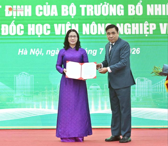 Thứ trưởng Bộ Nông nghiệp và Môi trường Nguyễn Quốc Trị trao quyết định bổ nhiệm cho GS.TS Nguyễn Thị Lan, Giám đốc Học viện Nông nghiệp Việt Nam