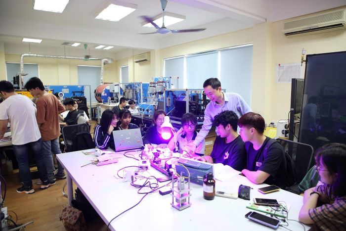 Sinh viên ngành Kỹ thuật năng lượng Trường Đại học Công nghệ - Đại học Quốc gia Hà Nội thực hành trong phòng thí nghiệm