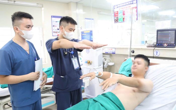 Bác sĩ thăm khám và điều trị cho bệnh nhân. Ảnh: Bệnh viện Đa khoa tỉnh Phú Thọ