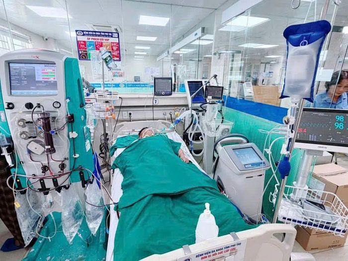 Người bệnh trong tình trạng hôn mê sâu, rối loạn thân nhiệt nặng sốt cao sau giờ nghỉ trưa. Ảnh: Bệnh viện Đa khoa tỉnh Phú Thọ