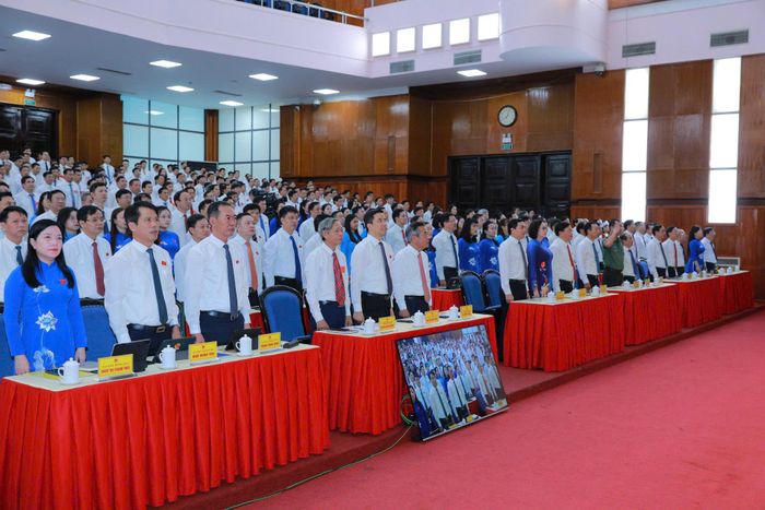 Các đại biểu tham dự Kỳ họp thứ 4, HĐND tỉnh Thanh Hóa Khóa XIX thực hiện nghi thức chào cờ. Ảnh: Minh Hiếu