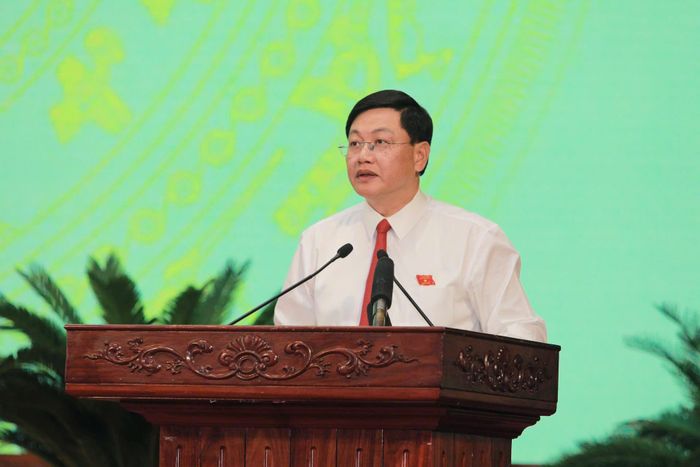 Phó Chủ tịch Thường trực UBND tỉnh Mai Xuân Liêm trình bày báo cáo tóm tắt tình hình phát triển kinh tế - xã hội 6 tháng đầu năm và phương hướng, nhiệm vụ những tháng cuối năm 2026. Ảnh: Minh Hiếu
