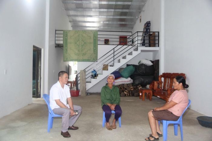 Niềm vui của các hộ nghèo trong ngôi nhà mới kiên cố, khang trang.