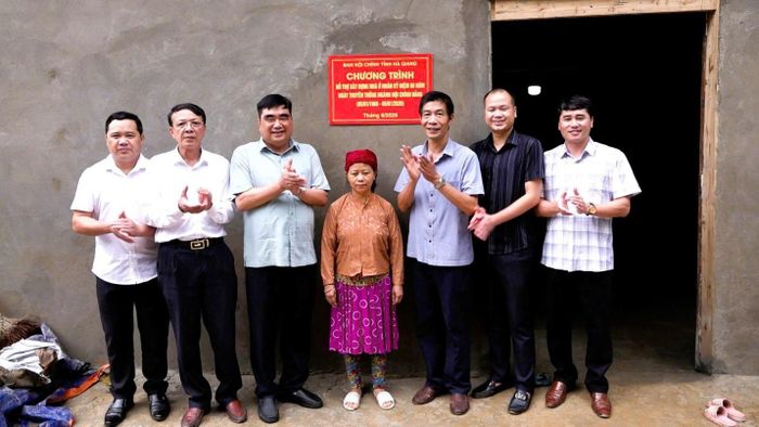 Ban Nội chính Tỉnh ủy Tuyên Quang kết nối và trao tặng kinh phí 80 triệu đồng cho gia đình chị Giàng Thị Pà, xã Thắng Mố xóa nhà tạm. Ảnh: Địa phương cung cấp.
