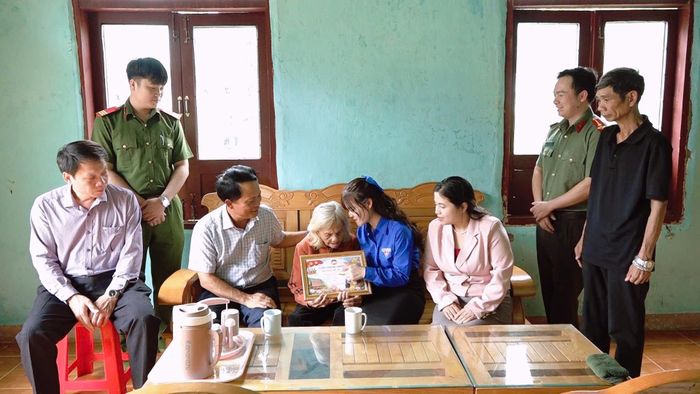 Bí thư Đảng ủy, Chủ tịch HĐND xã Võ Trung Mạnh cùng đoàn công tác thăm hỏi, trao quà và “Phiếu chứng nhận Nguyện ước hoàn thành” cho Mẹ Việt Nam Anh hùng Y Tría