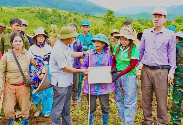 Bí thư Đảng ủy xã Tu Mơ Rông Võ Trung Mạnh trao Giấy chứng nhận hoàn thành Nguyện ước tháng 7 với việc giúp hộ ông A Thắm trồng 1.000 cây cà phê