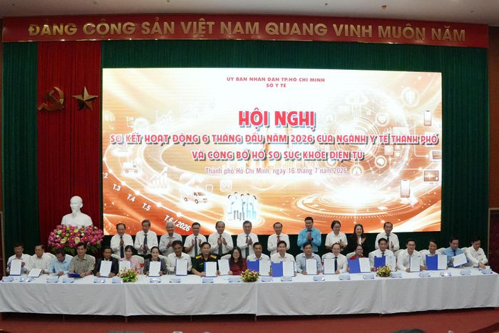 Lễ ký kết hợp đồng triển khai khám sức khỏe giữa UBND xã, phường và các bệnh viện