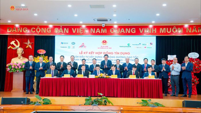 Ký kết hợp đồng tín dụng hợp vốn tài trợ Dự án mở rộng cao tốc TP. Hồ Chí Minh - Trung Lương - Mỹ Thuận