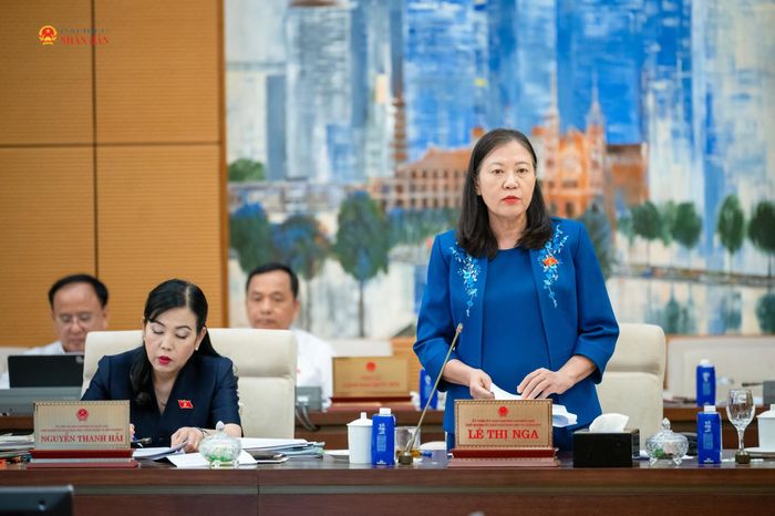 Chủ nhiệm Ủy ban Dân nguyện và Giám sát Lê Thị Nga trình bày tóm tắt báo cáo thẩm tra