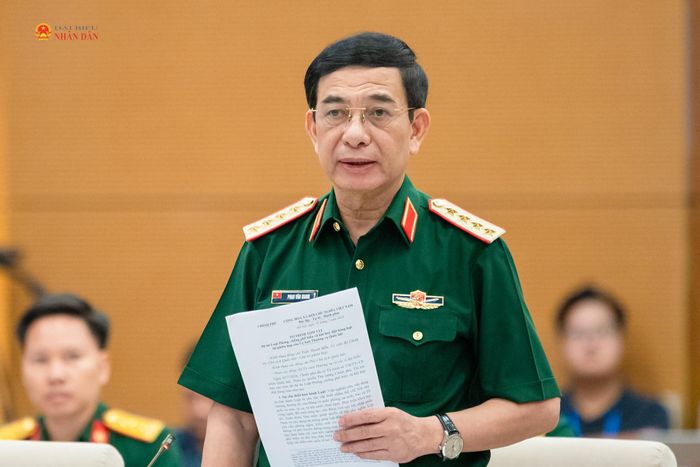 Phó Thủ tướng, Bộ trưởng Bộ Quốc phòng Phan Văn Giang thuyết trình về nội dung cơ bản của dự thảo