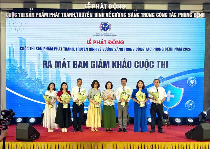 Ra mắt Ban Giám khảo cuộc thi. Ảnh: Hải Yến