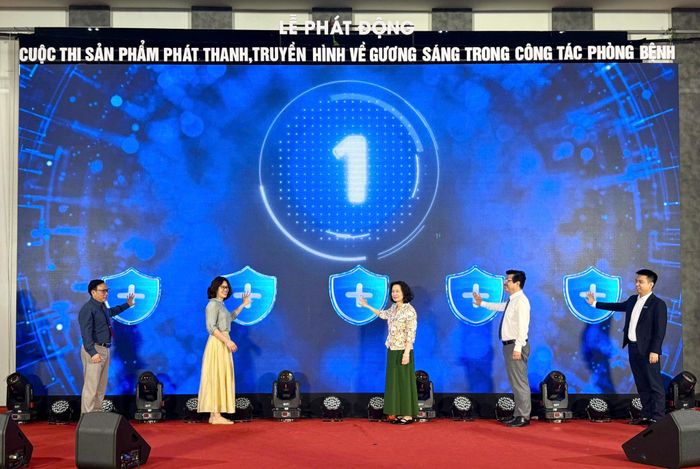Nghi thức chạm màn LED kích hoạt Lễ phát động và chính thức mở tên miền cổng tiếp nhận bài thi guongsangphongbenh2026.vn. Ảnh: Hải Yến