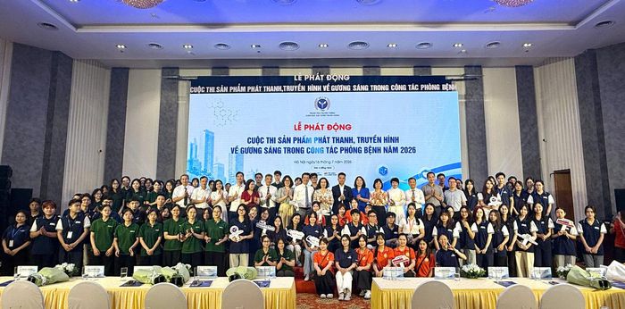 Các đại biểu và sinh viên chụp ảnh lưu niệm. Ảnh: Hải Yến