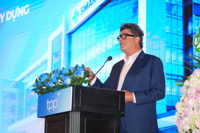Nhà sáng lập Công ty TPP Frank Hester OBE trình bày về triển khai Y tế số quy mô lớn tại Việt Nam dưới góc nhìn quốc tế. Ảnh: YT