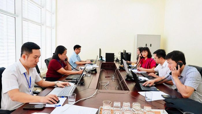 Bộ phận trực đường dây điện thoại trực tuyến tại kỳ họp.