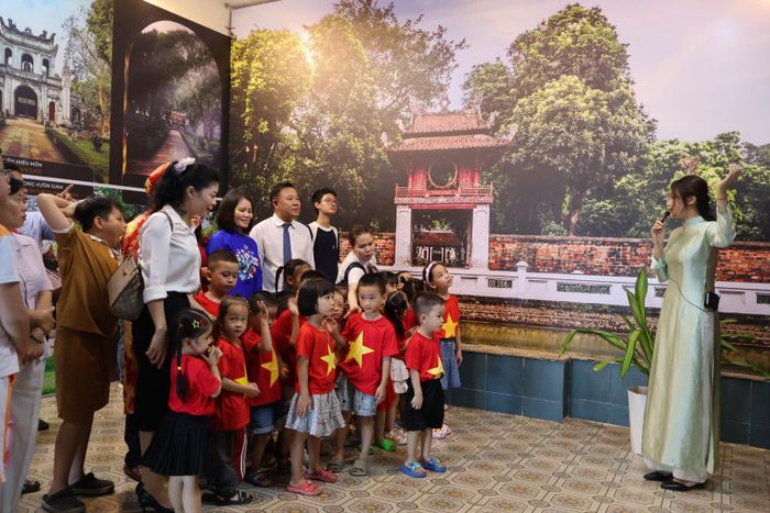 Giới thiệu các hình ảnh Văn Miếu tới công chúng tại triển lãm. Ảnh: Văn Miếu