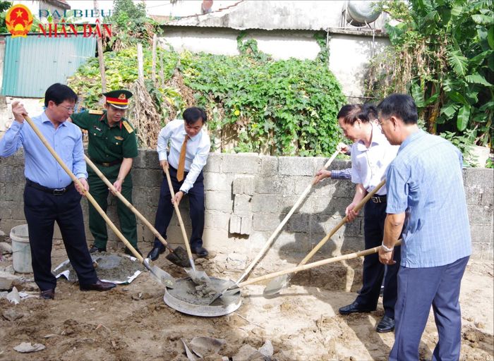 Phó Bí thư Tỉnh ủy, Chủ tịch Ủy ban MTTQ Việt Nam tỉnh Quảng Trị - Ông Nguyễn Chiến Thắng (áo trắng ở giữa) cùng lãnh đạo địa phương thực hiện nghi thức đặt móng xây nhà cho các gia đình chính sách trên địa bàn tỉnh Quảng Trị trong những ngày vừa qua.
