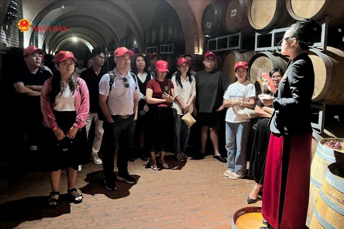 Đoàn famtrip thành phố Đồng Nai khảo sát Lâu đài Rượu vang RD, một trong những điểm đến tiêu biểu trong chương trình kết nối phát triển du lịch liên vùng giữa Lâm Đồng và Đồng Nai