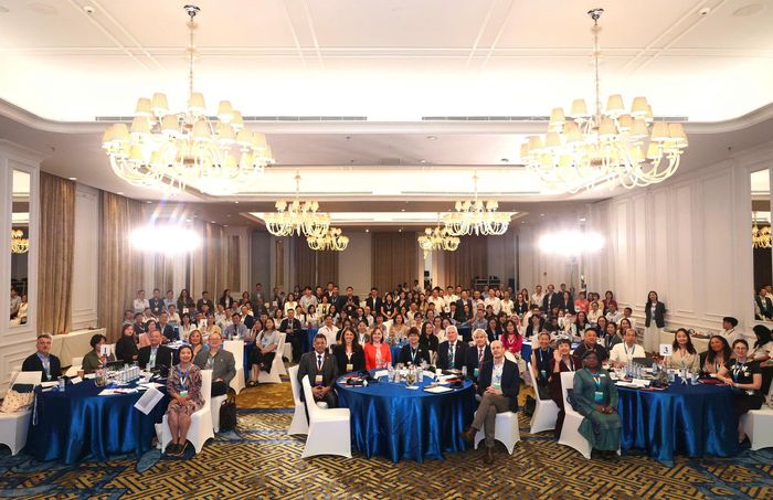 Các đại biểu tham dự Chương trình tập huấn về hợp tác đầu tư và quốc tế hóa giáo dục đại học.