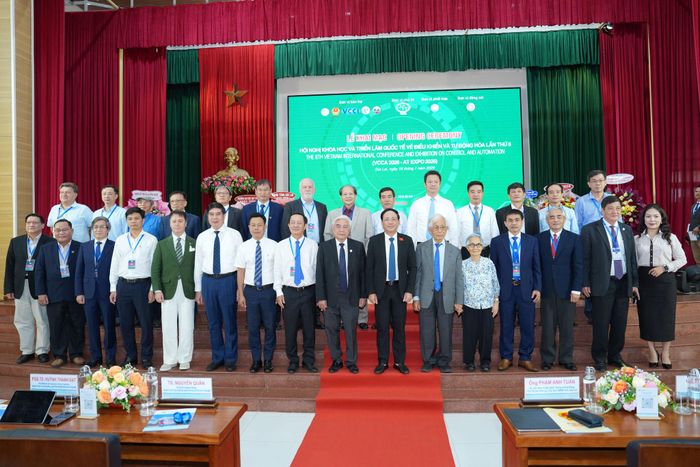Các đại biểu tham dự hội nghị chụp ảnh lưu niệm