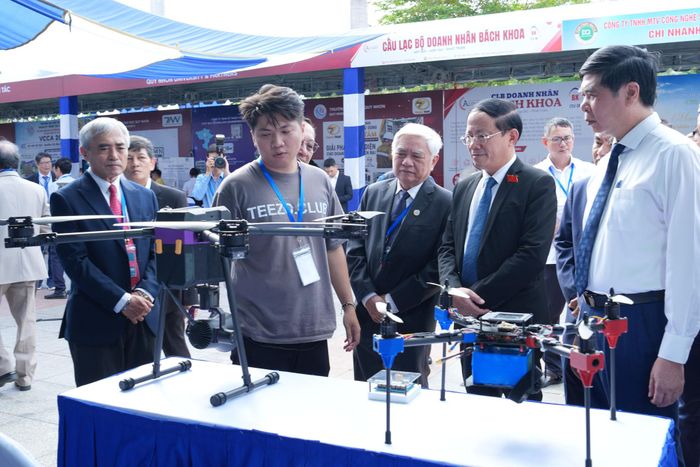 Các đại biểu tham quan các mô hình tự động hóa được giới thiệu tại hội nghị