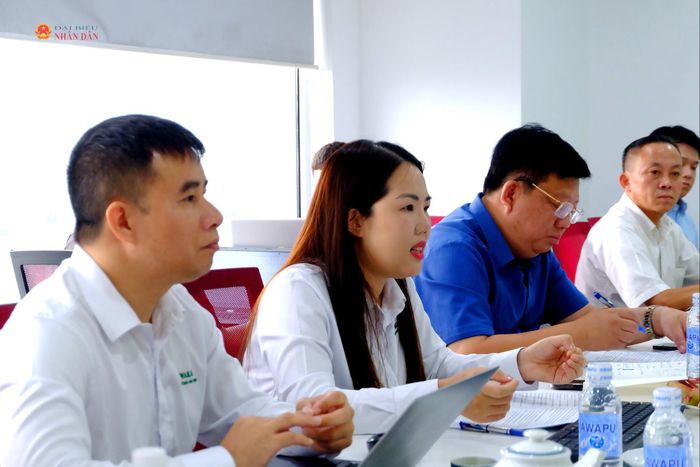 Phó Giám đốc Công ty Cổ phần sách điện tử Waka Phùng Thị Như Quỳnh báo cáo hoạt động của đơn vị