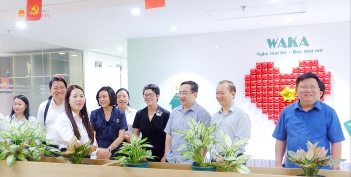 Đoàn khảo sát tại Công ty Cổ phần Sách điện tử Waka