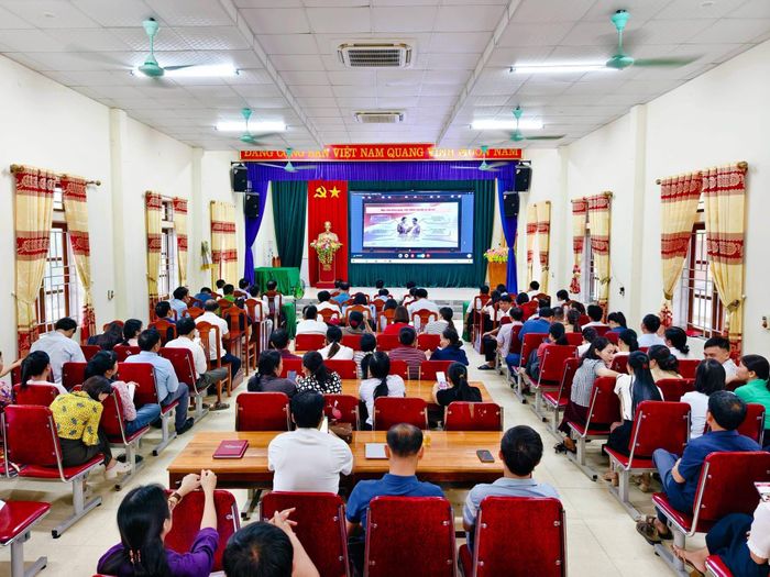 Các đại biểu dự hội nghị điểm cầu xã Tam Đồng
