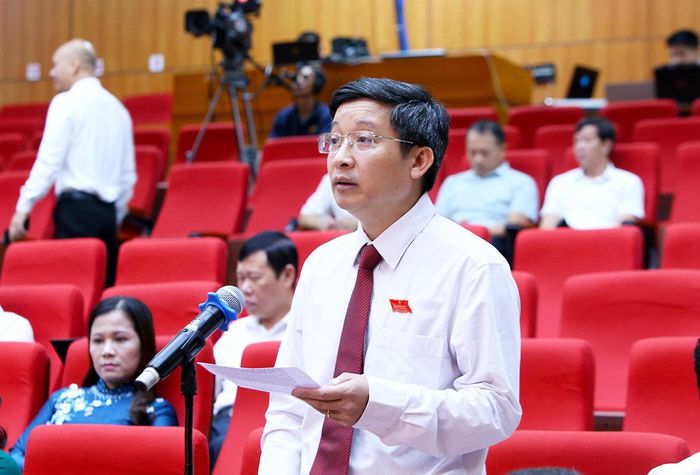 Phó Trưởng Ban Kinh tế - Ngân sách HĐND tỉnh Đại biểu Vũ Tấn Cường phát biểu thảo luận tại Kỳ họp thứ Sáu, HĐND tỉnh khóa XX. Ảnh: Dương Thủy
