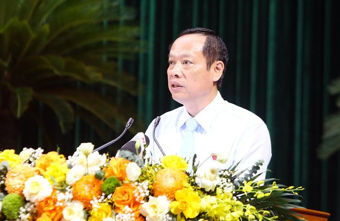 Phó Chủ tịch HĐND tỉnh Nghiêm Xuân Hưởng trình bày các dự thảo nghị quyết do Thường trực HĐND tỉnh trình tại Kỳ họp thứ Sáu, HĐND tỉnh Bắc Ninh khóa XX. Ảnh: Dương Thủy