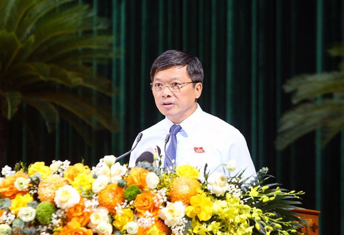 Phó Chủ tịch UBND tỉnh Đào Quang Khải trình bày các dự thảo Nghị quyết UBND tỉnh trình tại Kỳ họp thứ Sáu, HĐND tỉnh Bắc Ninh khóa XX. Ảnh: Dương Thủy