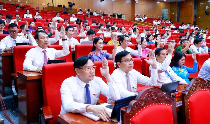 Các đại biểu biểu quyết thông qua nghị quyết tại Kỳ họp thứ Sáu, HĐND tỉnh Bắc Ninh khóa XX. Ảnh: Lưu Hằng