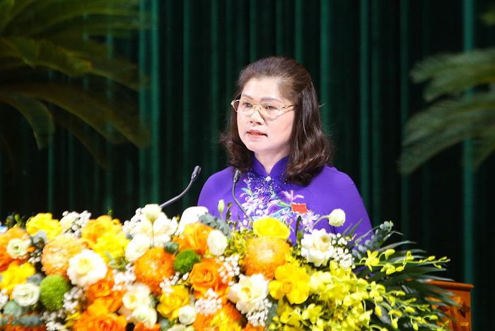 Phó Chủ tịch HĐND tỉnh Lâm Thị Hương Thành trình bày báo cáo tổng hợp kết quả thảo luận tại tổ và tại hội trường. Ảnh: Dương Thủy