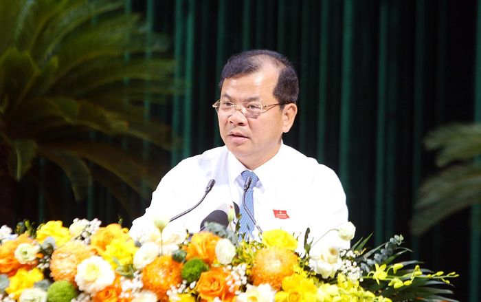 Phó Chủ tịch UBND tỉnh Phan Thế Tuấn trình bày các dự thảo Nghị quyết do UBND tỉnh trình tại Kỳ họp thứ Sáu, HĐND tỉnh Bắc Ninh khóa XX. Ảnh: Dương Thủy