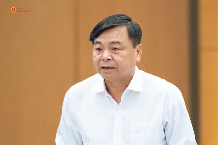 Thứ trưởng Bộ Nông nghiệp và Môi trường Nguyễn Hoàng Hiệp trình bày Tờ trình về dự thảo Luật