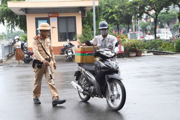 CSGT kiểm tra trường hợp vi phạm sáng 16/7