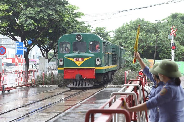 Chuyến tàu an toàn tại khu vực đường ngang Hoàng Liệt - Ngọc Hồi